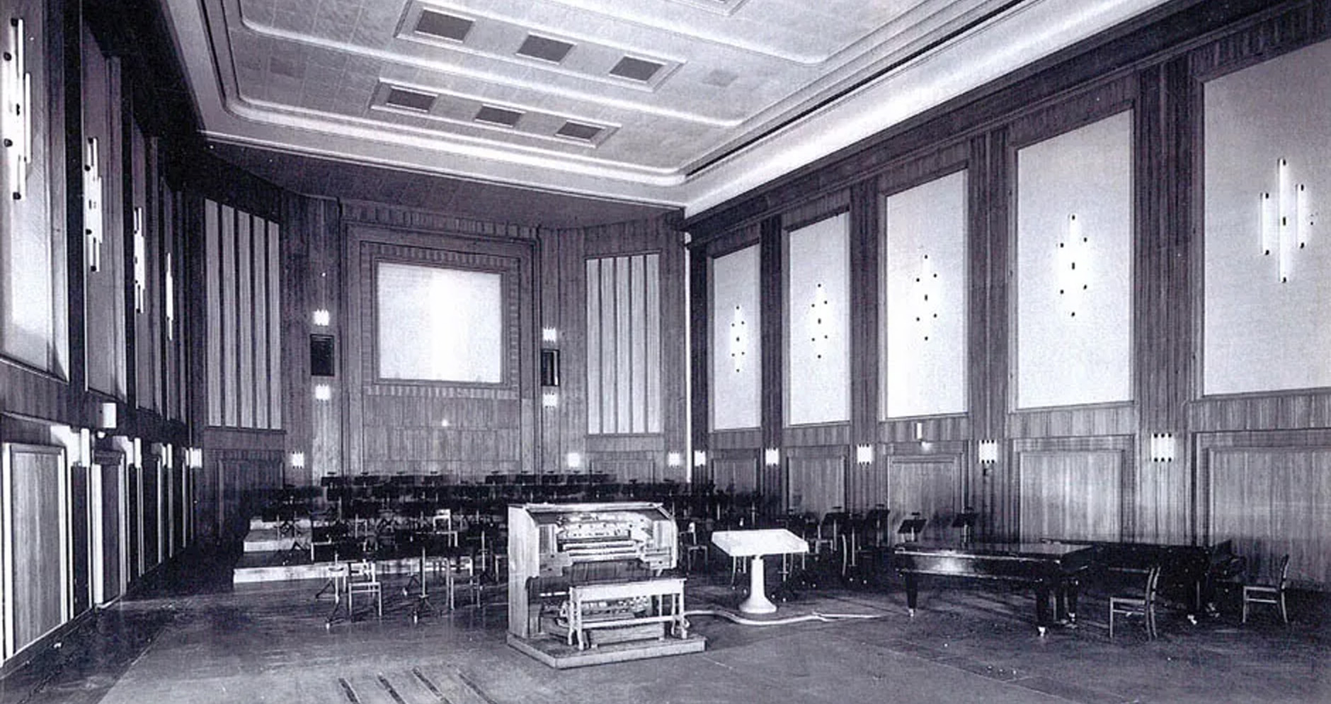 Vintage cinema organ inside the recording studio before its renovation.